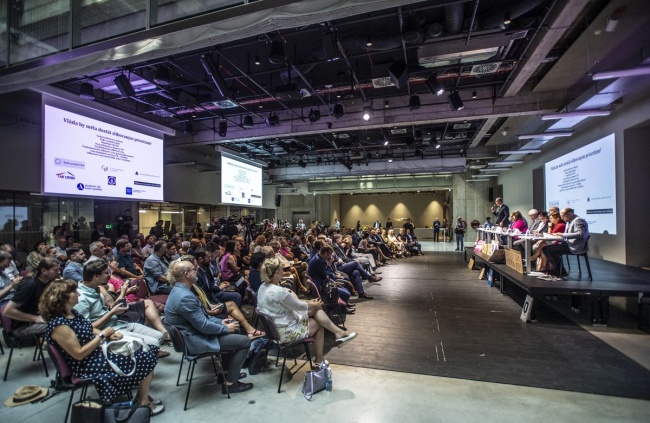 Czech Republic : Alarm over potential cuts in education