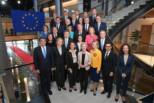 New European Commission takes office